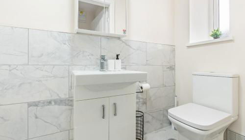 Modern 4-Bed, Parking, Pool Table, Sleeps 11 - Foto 2