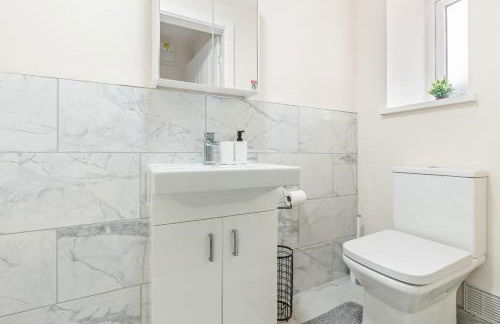 Modern 4-Bed, Parking, Pool Table, Sleeps 11 - Foto 2