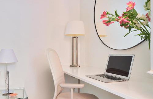 Modern City Centre Apartment w/ Terrace & Fast WIFI - Foto 24