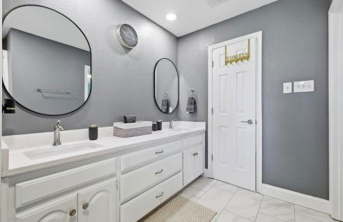 3-BD 2-BA Frisco Getaway - Backyard Patio BBQ - Foto 23