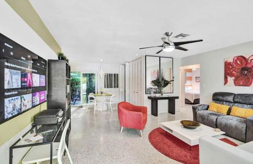 Heated pool, parking, 5 min walk to food and fun! - Foto 24