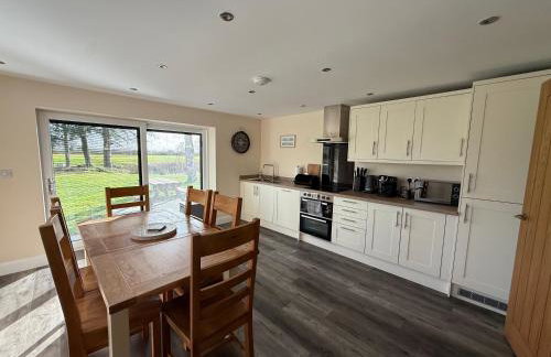 Four Bedroom House With Private Pool - Stunning countryside location with parking close to Chester City Centre - Photo 3