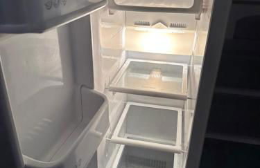 Cozy Four-Bedroom Home with Hot Tub, Garden, CONTRACTORS WELCOME - Close to Shops, Restaurants, Hospital and Park - Photo 28