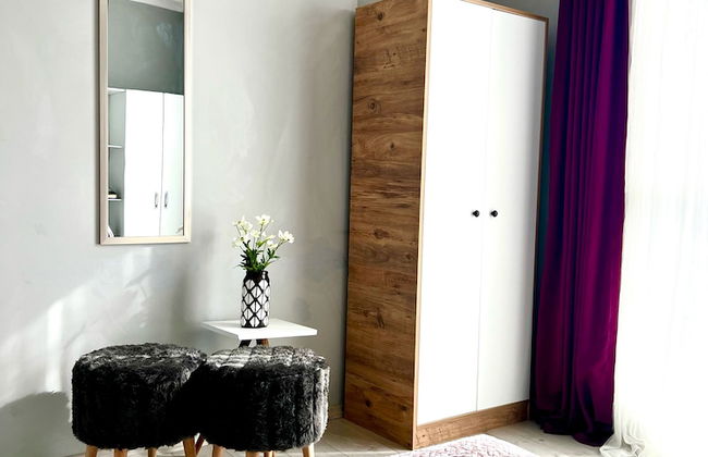 Perfect Lake view Entire Apartment - Photo 3