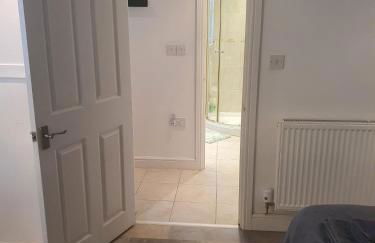 Idyllic 2 Bedroom Self-Contained UpsideDown Annexe - Photo 36