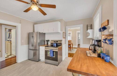 Classic West Hartford Center Apartment - Foto 10