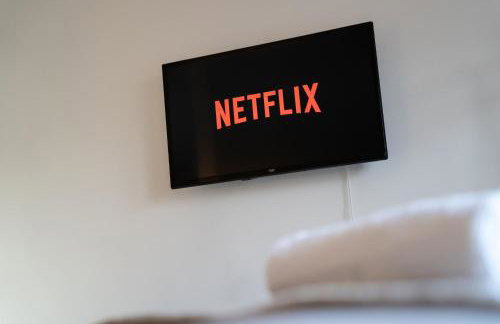 Cosy 3-Bed House With Parking, 5 Mins to QE & Uni - Photo 22