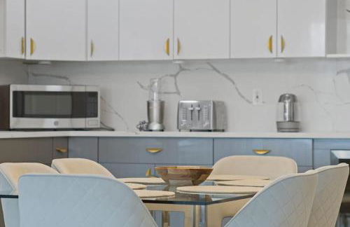 Elegant 2BR-2BA Spacious Escape with Rooftop Near NYC - Foto 8