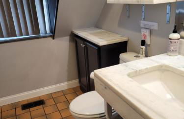 Modern Rustic split level with balcony - Foto 13