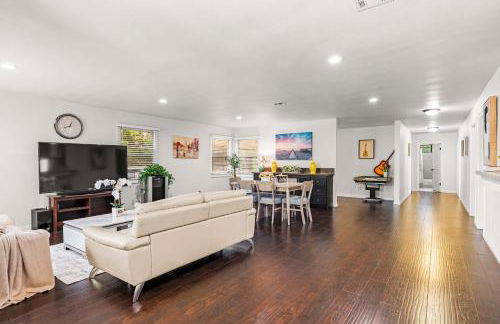 Spacious Retreat w Large Kitchen & Outdoor Patio - Photo 12