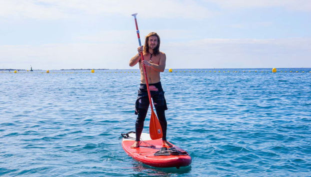Remando sobre la tabla de paddle surf