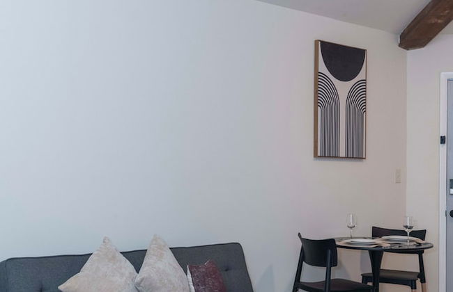 Cozy Studio Apt Close to the Gardens - King Bed - Foto 9