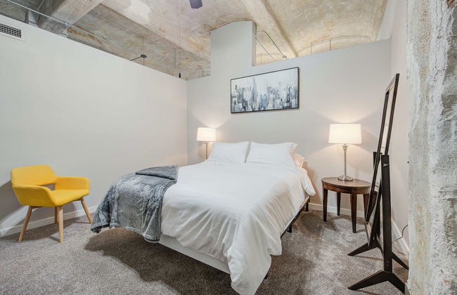 Luxury Historic Loft with Gym - Photo 10