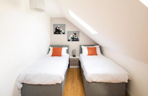 Modern and Spacious Home From Home 1 mile from M1 - with Netflix, Prime Video, PS5, free parking, superfast WiFi, BBQ - Sleeps 11 - By Brightleap Apartments - Foto 4