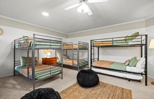 Hobbs Mill Ski Lodge Theater Games Dogs OK - Photo 32