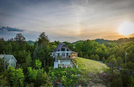 TN Whiskey Cabin- Lake and Mtn Views- Covered Deck- Game Room- Pool Table- Pets - Foto 51