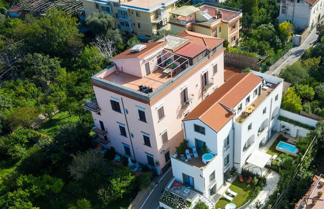 Luxury Villa with Penthouse, Pools and Sea View - Photo 1