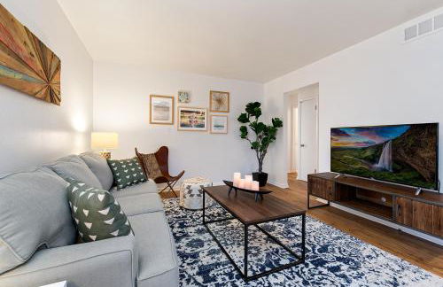 Couple’s Getaway | Dog Friendly, Bike to Old Town! - Foto 2