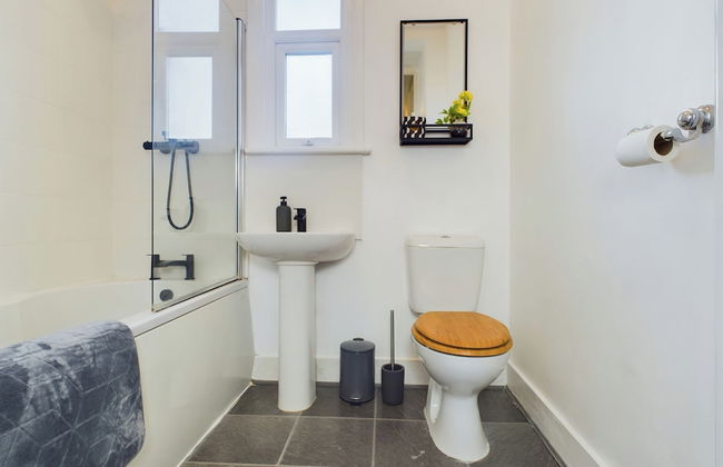 Seaside Haven Retreat in Southend - Photo 13