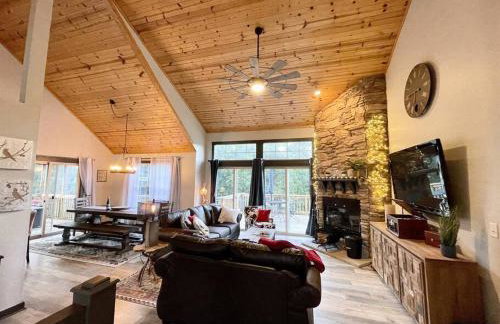 Gorgeous cabin 3bdrm/3bth, hot tub, fireplace, kid/pet friendly - Foto 1