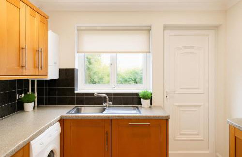 Modern 3 Bedroom Home, Free Parking, Garden, Sleeps 7 - Photo 40