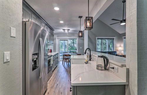 Unwind Fireside and Walk to Slopes! Poconos Getaway - Foto 12