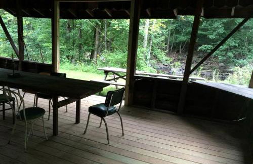 Superb Family Cabin with Mountain Views and Deck in Shandaken, New York - Foto 15