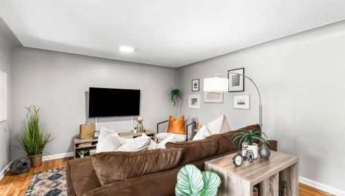 Warm & Comfy 2BR, Huge Backyard, Great Location! - Photo 3