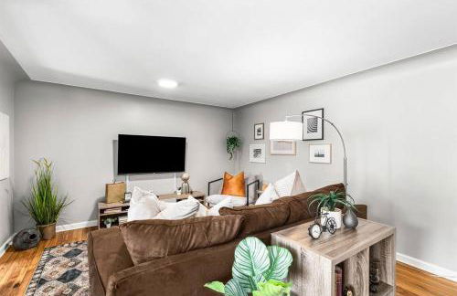 Warm & Comfy 2BR, Huge Backyard, Great Location! - Photo 3