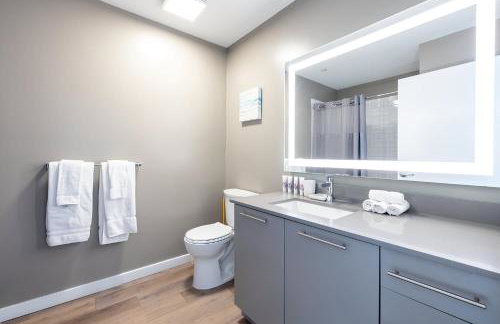 Gorgeous Apt w Harbor Views & Gym - Foto 10