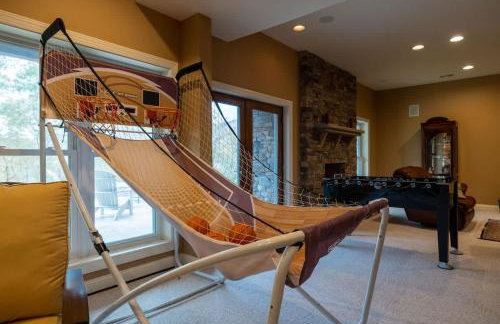 Riverbend Lodge Spacious Riverfront Home with Hot Tub Pool & Mountain view - Foto 72