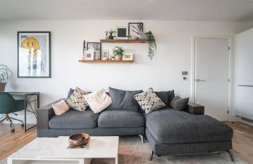 Stunning Riverside View Apartment, near Canary Wharf & O2 - Photo 1