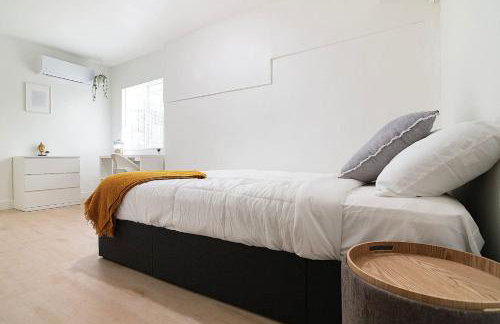 Central LA Loft Studio Queen Sofa WFH Ready - Photo 34