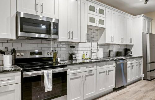 Upscale 2BR suite With Free Parking and Walkable Area - Foto 3