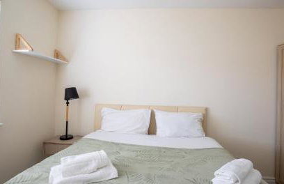 Impressive 4 Bed House Sleeps 8 - Private Parking Fast Wi-Fi Netflix & Foosball, Business Insurance and Leisure Travellers Welcome - Foto 6