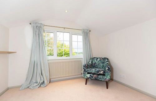 Hot Tub Free Parking 5 Bedroom Large Space - Photo 5