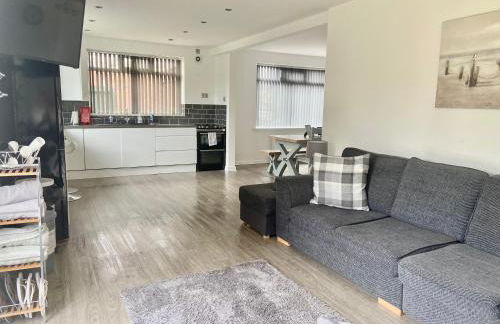 BeRo Bungalow with a hot tub & a large garden! - Foto 21