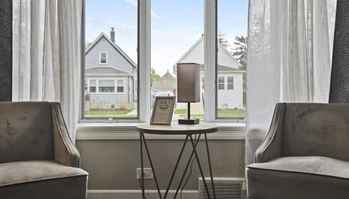 Charming Retreat in the Heart of Des Plaines residence - Photo 2