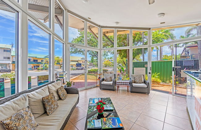 Koala Court Holiday Apartments - Photo 2