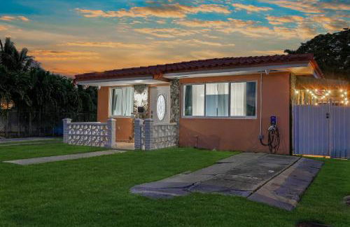 Vacay Spot Happy Escape 15 Min Beach Massage Shower Prime LOC! 6 blocks away from Bars, Nite Clubs, Res, Shops - Photo 35