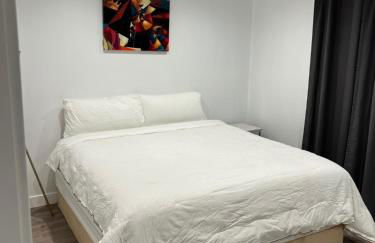 Brand new private one bed one bath home with private parking for 2 - Foto 1