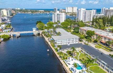 Boca Waterfront • Watch the Boats • Pool & Gym - Photo 37