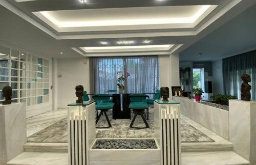 Luxury Villa with Pool, BBQ & Garden in Vouliagmeni - Foto 25