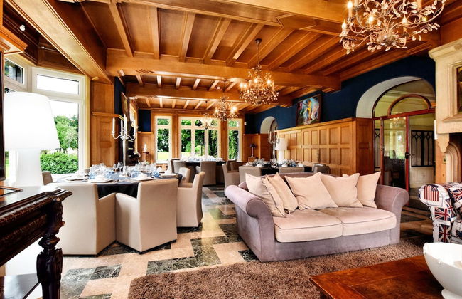 Magnificent Luxury Chateau in Vast Garden with Sauna & Hot Tubs - Photo 27