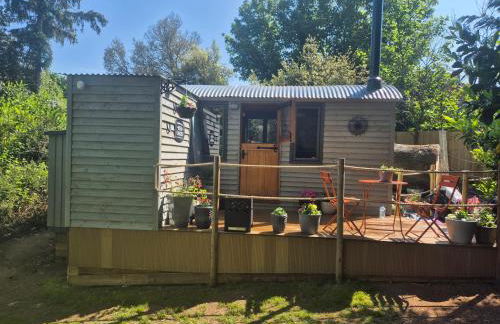 Brewers Bolt Cozy Unique Shepherds Hut - Hot Tub! - Photo 1