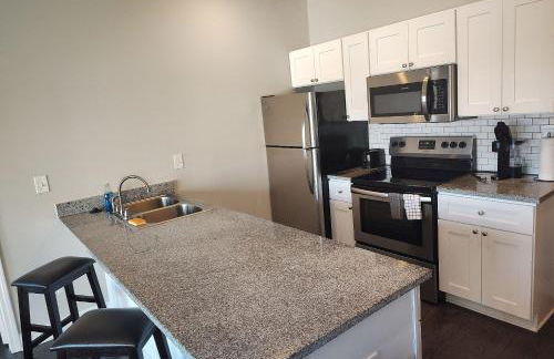 Relax and Explore Poolside Stay Near Local Spots - Foto 2