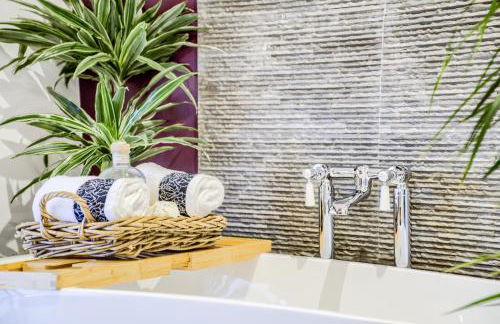 Penthouse On Waterside With River Views, Private Parking & Secluded Hot Tub - Foto 10