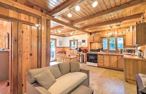 1 Mi to Downtown BBH Coastal Cabin with Deck and Yard - Foto 8