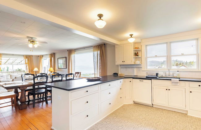 Private Beach Access + Water Views! Sleeps 18, Historic 6bdr Farmhouse w/ Deck - Foto 16