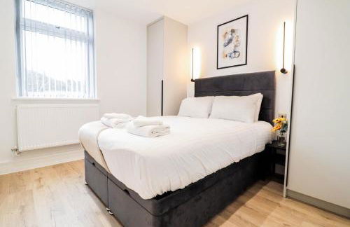 The Eden Suite - 1BR Chic Apt with Luxe Shower, Smart TV & Free Secure Parking in Central High Wycombe HP13, Sleeps 3 - Foto 18